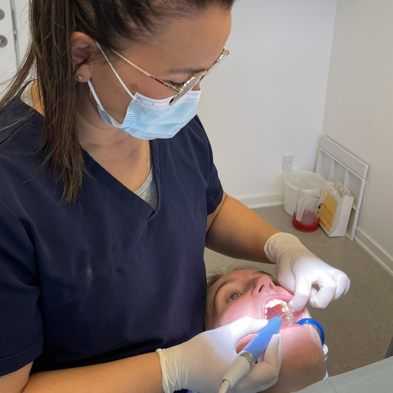 Supragingival tandrensning for klinikassistenter